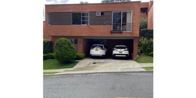 Hermosa casa ubicada en el municipio de envigado, sector exclusivo de casa, unidad completa con piscina, cancha, gimnasio, sauna y turco.
