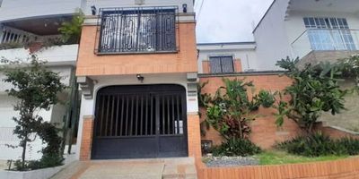 Casa en arriendo barrio la floresta, ubicación exterior, excelente ubicación, residencial, sector muy tranquilo, 220 metros cuadrados. Casa de 2 niveles, ambientes totalmente independientes distribuidos así Primer nivel garaje con portón eléctrico, star, comedor, sala, terraza interior amplia con 1 sala y jardín interior, 1 baño de visitas, 1 estudio, cocina integral cerrada amplia con comedor auxiliar con alacena, zona de ropas, patio semi cubierto con domo corredizo, cuarto de servicio con baño. Segundo nivel. Halls, 5 alcobas todas con closet, 2 con baño privado con divisiones en vidrio templado, 1 con jacuzzi y vestier, 1 con balcón interior, 1 baño auxiliar de alcobas con división en vidrio templado. pisos en mármol, cerámica y porcelanato, pintura blanca tipo 1 y varias paredes con decoraciones en pinturas coloridas.- toda la casa cuenta con cámaras de seguridad que se pueden manejar y estar atentos desde el celular.