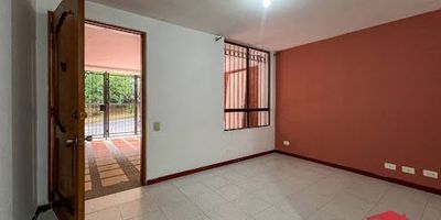 Casa de tres niveles para arriendo ubicada en Envigado barrio El Dorado, cuenta con buenos espacios, buena iluminación, consta de 5 habitaciones con closet, dos de las habitaciones en galería, sala y comedor, cocina integral, zona de ropas, patio, terraza, parqueadero cubierto, se encuentra en zona residencial tranquila, está cerca al parque Urbano, secretaría del medio ambiente, supermercado, panadería, además cuenta con buena ruta de transporte público. 