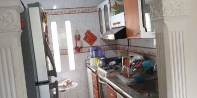 Se vende apartamento en Floridablanca, Santander. Este inmueble de estrato 3 cuenta con una habitación principal y dos habitaciones sencillas, baño completo, parqueadero comunal y una cocina semintegral. Con una superficie construida de 60m², fue edificado en 1987 en un conjunto cerrado con vigilancia 24x7. Ubicado en zona residencial, ofrece servicios públicos de agua, energía y gas natural. Ideal para quienes buscan un hogar seguro y confortable en una ubicación privilegiada. ¡Contáctanos para más información!