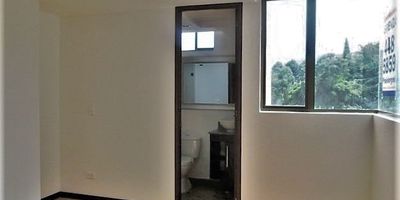 Apartamento en unidad cerrada sector La Abadia, cercano a restaurantes, lugares para compartir en familia y rutas de transporte. Pisos en madera laminada, hall de acceso, amplio sala comedor, 2 alcobas con baño en la principal, cocina integral semi abierta tipo americano, balcon y Parqueadero cubierto. Piscina, gym, sauna, parque infantil, placa polideportiva, vigilancia 24 horas, citofono y circuito cerrado de tv.
