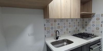 Su ubicación estratégica a solo 10 minutos del parque de Sabaneta proporciona fácil acceso a una variedad de servicios, como restaurantes, tiendas, y opciones de entretenimiento. Ya sea que desees disfrutar de la vida urbana o escapar a la paz de la vereda, este apartamento ofrece lo mejor de ambos mundos.