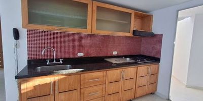 Descripción: 
447-13446 Apartamento en Arriendo en San Antonio de Pereira. Este apartamento de 84 metros y terraza de 44 mts, ofrece un diseño cómodo y funcional. Cuenta con 3 alcobas, 2 baños, sala comedor iluminada, cocina integral moderna, zona de ropas independiente, terraza, 2 clósets. Además, dispone de parqueadero privado.
Se encuentra ubicado en una unidad cerrada que ofrece portería 24 horas, turco, sauna,  gimnasio, ascensor y shut de basuras. Su ubicación estratégica permite fácil acceso a rutas de transporte público. Código del inmueble: 13446