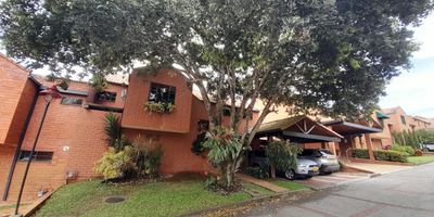 Descubre esta increíble casa en venta en Bucaramanga, Santander. Con una ubicación privilegiada y vistas impresionantes a las montañas y la naturaleza, este hogar cuenta con amplios espacios, 3 habitaciones, 3 baños completos y un baño social. Además, disfruta de comodidades como cocina integral, estudio, star de TV y patio con arboles frutales. El conjunto ofrece cancha de squash, tenis, gimnasio, juegos infantiles y zonas verdes. Con vigilancia 24x7 y cercanía a universidades, colegios, parques y centros comerciales, Libre de Deudas, ¡este es el lugar perfecto para ti y tu familia! ¡No dejes pasar esta oportunidad única!