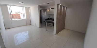 Descubre este acogedor apartamento en Piedecuesta, Santander. Con una habitación principal, una sencilla y dos baños completos, es perfecto para parejas o pequeñas familias. La cocina integral es ideal para preparar deliciosas comidas. Disfruta de las comodidades del conjunto cerrado, con zona BBQ, gimnasio, piscina, juegos infantiles y salón comunal. Además, cuenta con vigilancia 24x7 y cámaras de seguridad para tu tranquilidad. ¡No pierdas la oportunidad de vivir en este lugar lleno de comodidades y seguridad! LIBRE DE DEUDA.