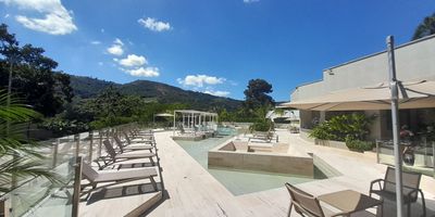 Imagina despertar cada mañana con el canto de los pájaros y la frescura de la naturaleza en tu propio lote de 365.81m² en la vía a Acapulco, Santander. Este terreno residencial en estrato 6 te ofrece la oportunidad de construir la casa de tus sueños en un entorno campestre con clima templado y vistas espectaculares. Con servicios públicos de agua, energía y alcantarillado disponibles, solo falta tu creatividad para dar vida a este espacio. Además podrás disfrutar de una excelente zona social en el condominio como piscinas, gimnasio, turco, sauna, canchas, cinema, oratorio, salón infantil, salón social, sala de juntas y un sendero con gimnasio al aire libre. ¿Te imaginas disfrutando de la tranquilidad y belleza de la naturaleza desde la comodidad de tu hogar? ¡Esta es tu oportunidad!