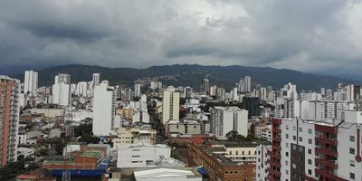 SÍ, LIBRE DE DEUDA. Listo para escriturar. ¡Bienvenido a tu nuevo hogar en Bucaramanga! Este acogedor apartamento de 3 habitaciones y 2 baños completos es perfecto para ti. Con una cocina integral y un balcón para disfrutar de las vistas exteriores, podrás relajarte y disfrutar de la vida urbana. Ubicado en un conjunto cerrado con gimnasio, piscina, juegos infantiles y más, tendrás todo lo que necesitas a tu alcance. Además, con vigilancia 24x7 y cámaras de seguridad, podrás sentirte tranquilo y seguro en todo momento. ¡No esperes más para hacer de este lugar tu nuevo hogar!