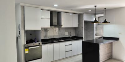 ¡Bienvenido a tu nuevo hogar en Bucaramanga! Este acogedor apartamento de 75m² cuenta con una habitación principal y dos habitaciones sencillas, dos baños completos y una cocina integral. Construido en 2017, ofrece un parqueadero privado cubierto y una vista exterior impresionante. Ubicado en un conjunto cerrado con gimnasio, piscina, juegos infantiles y vigilancia 24x7. Además, disfruta de comodidades como ascensor, jacuzzi, salón comunal y citófono. Cerca de colegios y estación de policía. ¡No pierdas la oportunidad de vivir en este lugar lleno de comodidades y seguridad!