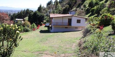 ¡Descubre el Oasis Perfecto en Guarne!
Si buscas un refugio tranquilo y lleno de encanto, esta espectacular casa-finca en Guarne es la respuesta a tus sueños. Situada en un entorno natural privilegiado, esta propiedad de 5000 m² te brindará una experiencia de vida única.
Disfruta de los amplios espacios interiores, con 4 cómodas alcobas y pisos en cerámica que aportan elegancia y calidez. La cocina integral y la acogedora sala te invitarán a deleitarte con tus platos favoritos y momentos de relajación.
Pero lo mejor está afuera, donde podrás disfrutar de un balcón con vistas panorámicas y un parqueadero para mayor comodidad. Déjate envolver por la tranquilidad de este oasis privado, a solo unos minutos del centro de Guarne.
El valor incluye mobiliario. Se puede negociar también sin el mobiliario
¡No dejes pasar la oportunidad de hacer de esta casa-finca tu nuevo hogar! Contacta ahora y descubre el estilo de vida que tanto has buscado.
