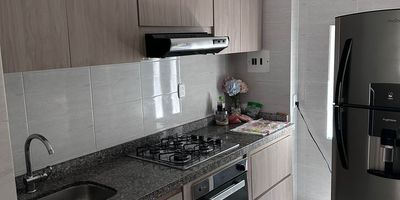 Descubre este acogedor apartamento en Floridablanca, Santander. Con 3 habitaciones, baño completo y una cocina integral, es perfecto para tu familia. Construido en 1985, este hogar de 65.93m² en un conjunto cerrado ofrece zonas BBQ y verdes para disfrutar al aire libre. ¡No dejes pasar esta oportunidad de vivir en un lugar lleno de comodidades!