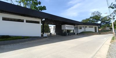 ✨ Lote en Venta – Condominio Valles de España, Ruitoque Bajo ✨
Vive la experiencia de exclusividad y confort en este espectacular lote de 686,40 m², ubicado en el reconocido Condominio Valles de España, en Ruitoque Bajo.
Un espacio perfecto para construir la casa de tus sueños, rodeado de naturaleza y con acceso a modernas zonas sociales diseñadas para el descanso y la recreación de toda la familia. Zona social del condominio (en obra):
Piscina para adultos y niños.
Zona de Yoga.
Oratorio.
Sauna.
Gimnasio.
Canchas deportivas.
Salón social para reuniones y eventos.
Áreas verdes y senderos peatonales.
3 lagos de pesca.
Espacios de esparcimiento ideales para disfrutar en familia y con amigos.
Ubicación privilegiada:
A pocos minutos de Bucaramanga y Floridablanca.
Zona de alta valorización.
✅ Características del lote:
Área: 686,40 m².
Excelente topografía.
Servicios públicos disponibles.
¡Una oportunidad de inversión única!