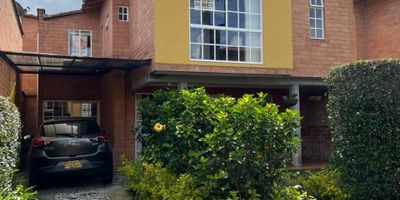 Hermosa casa ubicada en unidad residencial cerrada con vigilancia y portería 24 horas, en un sector tranquilo y de fácil acceso. Cuenta con un agradable jardín en pasto cerrado con eugenios, dos parqueaderos, sala, comedor, cocina integral, zona de ropas y baño social en el primer nivel. En el segundo nivel se encuentran dos habitaciones auxiliares con clóset, baño completo, clóset de linos y habitación principal con vestier y baño privado. La unidad ofrece amplias zonas verdes, cancha de fútbol, parque infantil y kiosco o salón social, ideales para disfrutar en familia. Perfecta para quienes buscan comodidad, seguridad y un entorno natural dentro del municipio.