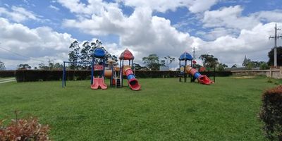 Imagina despertar con el canto de los pájaros, respirar el aire puro de la montaña y sentir la calma que solo la naturaleza puede ofrecer. A tan solo 5 minutos del Pony Parque, te espera un lugar lleno de magia: un lote de 1.250 m² donde podrás construir mucho más que una casa… podrás crear tu refugio, tu espacio soñado, tu hogar.

Con servicios de agua y energía ya disponibles, este terreno es el punto de partida perfecto para hacer realidad tus ideas. Aquí, cada amanecer se convierte en una invitación a disfrutar del silencio, la vista verde y la paz del entorno.

Vive en armonía con la naturaleza y dale vida a ese sueño que tanto anhelas.
Este lote no es solo tierra… es el comienzo de una nueva historia.