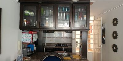 ? ¡Apartamento conjunto cerrado con excelente distribución e iluminación, Ubicado en una zona residencial tranquila! Área 58.07 metros -- TERCER PISO . ✨ Características principales: ? Cocina integral ? Sala-comedor ? 3 habitaciones con closet ?zona social: Salón social amplio, gimnasio,  juegos infantiles, portería y vigilancia 24/7 ?Administración $135.000