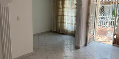 ¡Amplia casa peatonal en Piedecuesta con excelente distribución y ubicación muy cerca al C.C de Piedecuesta!
¿Buscas comodidad, espacio y buena ubicación? Esta casa de 108 m² te ofrece todo lo que necesitas para vivir tranquilamente con tu familia.
Características principales:
3 habitaciones con excelente iluminación 
3 baños funcionales 
2 salas perfectas para compartir y recibir visitas 
Cocina semi integral amplia, ideal para quienes disfrutan cocinar 
Patio de ropas ventilado 
Clósets para mayor organización 

Casa 100% peatonal, con entorno tranquilo y seguro 
 Ubicación: En el corazón de Piedecuesta, cerca de vías principales, transporte, colegios y comercio.
Una excelente opción para quienes buscan amplitud, comodidad y un ambiente familiar. ¡Agenda tu visita hoy mismo!