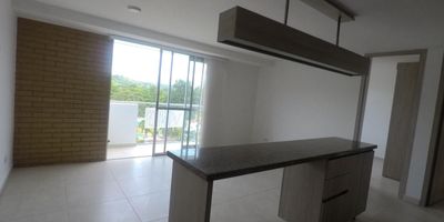 ¡Tu nuevo hogar te espera en el Anillo Vial!
 Ubicación privilegiada en el Anillo Vial, con acceso rápido a vías principales y cerca de todo lo que necesitas.

 Características del apartamento:
 3 habitaciones (principal con walking closet)
 2 baños modernos
 Sala-comedor amplia y luminosa
 Cocina integral con excelente diseño
 Balcón ideal para disfrutar del atardecer

 Zonas sociales para disfrutar al máximo:
 Piscina para grandes y chicos
 Zona BBQ perfecta para reuniones
 Sauna relajante
 Juegos infantiles
 Salón comunal para eventos
Bodega/Deposito

¡Vive con estilo, confort y seguridad en uno de los sectores con mayor proyección de Floridablanca!
 Contáctanos para agendar tu visita