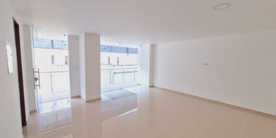 ? Oficina en venta – Bucaramanga, Santander

Oficina en venta con 53.89m² de área construida, ubicada en Bucaramanga dentro de un edificio de uso comercial.
Construida en 2023, ofrece espacios modernos y funcionales, ideales para oficina administrativa, consultorio o espacio empresarial.
Ubicación estratégica con fácil acceso a transporte, bancos y zonas comerciales.
Perfecta para quienes buscan establecer su negocio en una zona con excelente proyección y conectividad.