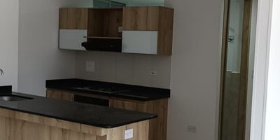 ¡Apartamento en conjunto cerrado con excelente distribución y ubicación! Piso alto ASCENSOR!!
.  Características principales: 
 3 habitaciones 
 2 baños bien distribuidos y funcionales 
Cocina integral
 Sala-comedor
Parqueadero escriturado
Área 66 metros
Administración $285.000
Zona Social completa