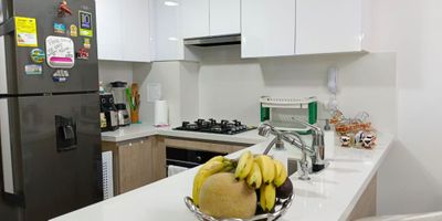 Venta de espectacular apartamento en conjunto cerrado – Piso alto con vista privilegiada

Este moderno y cómodo apartamento de 75,6 m² te ofrece un ambiente lleno de luz natural, con una distribución funcional y una excelente ubicación dentro de uno de los conjuntos más completos de la ciudad. Perfecto para quienes valoran la tranquilidad, la seguridad y el confort sin salir de casa.

Detalles del inmueble:
* Cocina integral con acabados modernos
* Sala – comedor con excelente ventilación e iluminación
* Balcón con vista panorámica ideal para relajarse
* 3 habitaciones amplias con buena distribución
* 2 baños modernos y funcionales
* Parqueadero cubierto
* Depósito para almacenamiento adicional

Disfruta de una zona social de lujo:
* 3 ascensores por torre para mayor comodidad
* Piscinas para adultos niños y
* Sauna y turco para tu bienestar
* Zona BBQ para reuniones al aire libre
* Sala de cine exclusiva
* Gimnasio totalmente dotado
* Parque infantil para los más pequeños
* Mesa de billar y áreas de entretenimiento
* Cancha múltiple y cancha de fútbol sintética
* Sala de eventos y salón de negocios
* Sala de yoga para desconectar y recargar
* Amplias zonas verdes y senderos internos

Este apartamento es ideal para familias, parejas o inversionistas que buscan un hogar moderno, seguro y con acceso a todo lo necesario para una vida cómoda y entretenida.

No pierdas esta oportunidad!!