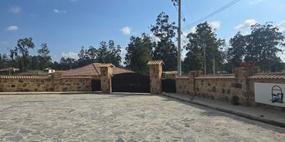 ? Versión informativa (para portales inmobiliarios o ficha técnica)

Lote en venta – Cerca a la Mesa de Los Santos, Santander

Lote de 1.250 m² ubicado en condominio cerrado cerca a la Mesa de Los Santos.
Cuenta con servicios de agua y energía, ideal para construcción de vivienda campestre.
El condominio está conformado por 78 lotes en total y es un proyecto completamente vendido.
Excelente oportunidad para quienes buscan invertir o construir en una zona de alta valorización y entorno natural.