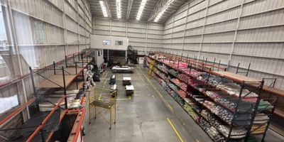 En el sector industrial más estratégico y consolidado de Siberia presentamos esta moderna bodega en venta, diseñada para brindar eficiencia, seguridad y todas las especificaciones que una operación de alto nivel requiere.

Características principales:


 
 Área de lote: 1.791 m²
 
 
 Área construida: 1.573 m²
 
 
 Área libre de bodega: 794 m²
 
 
 Área de mezzanine: 72 m²
 
 
 Altura libre: 15 metros a cumbrera
 
 
 Estrato: 3
 


Distribución y equipamiento:


 
 5 baños y cocina abierta.
 
 
 1 muelle para contenedores a nivel y 1 entrada independiente para camiones.
 
 
 12 parqueaderos para visitantes y operación.
 
 
 Transformador propio de 75 KVA.
 
 
 Acometida para gas industrial.
 


Ventajas adicionales:


 
 Diseño funcional para maniobra de vehículos de carga.
 
 
 Iluminación y ventilación natural que optimiza la operación.
 
 
 Ubicación estratégica en Siberia, con conexión directa a vías principales y a pocos minutos de Bogotá.
 


? Una bodega que lo tiene todo: altura, potencia, ubicación y comodidad. Perfecta para empresas en crecimiento o consolidación.
