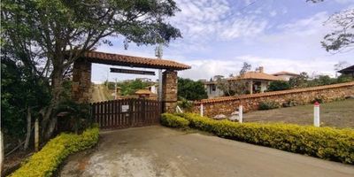 Casa en venta – Los Santos, Santander

Moderna casa con 2 habitaciones, 4 baños completos y 3 parqueaderos descubiertos. Cuenta con 1250m² de lote y 110m² construidos.
Incluye cocina integral, patio, star de TV y pisos en cerámica. Construida en 2021, ofrece amplios espacios y un entorno tranquilo, ideal para disfrutar de la naturaleza con todas las comodidades modernas.