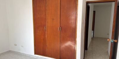 amplio apartamento consta de sala cocina comedor 3 alcobas 2 baños zona de labores garaje cerca colegios acceso a varias rutas de transporte publico sector central tiendas de barrio cita previa 