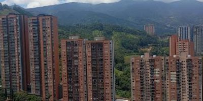 ¡Tu nuevo hogar te espera en San José, Sabaneta! Hermoso inmueble de 92 m² con espacios amplios y excelente distribución: 3 habitaciones, 2 baños, Sala amplia y balcón con vista panorámica, Acceso a todas las zonas comunes, Parqueadero y cuarto útil. Ubicado en una de las zonas más tranquilas y con mejor valorización de Sabaneta. ¡Enamórate de este espacio ideal para disfrutar en familia! Agenda tu cita con Camila Echavarría al 300 317 0505