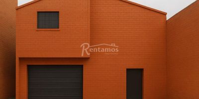 Bodega en venta en Itagui, Satexco. Cerca al éxito de Itagui y bodega Satexco, con 345 m², techo alto, ubicada en una zona comercial de alto flujo, ideal para atraer clientes y posicionar tu marca. Perfecta para (tiendas, oficinas o negocios de servicios). Incluye baño privado y cocineta, con fácil acceso a estacionamiento y transporte público. ¡Contáctenos hoy para programar una visita! Descubre más propiedades en: www.rentamospropiedadraiz.com Código:776589