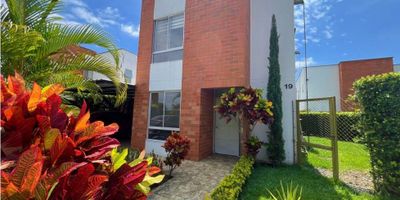 Se vende casa en la Morada condominio, de 2 pisos  Primer piso consta de :  Sala, comedor, cocina abierta, cuarto para estudio o alcoba auxiliar, baño social con ducha, zona de oficios amplia, patio con zona verde en dos áreas amplias. Segundo piso consta:  2 alcobas, cada una con baño Alcoba principal con baño y vestier, estudio o estar de TV, con ampliación, una casa con buena iluminación y ventilación natural y varios espacios en el primer piso de esparcimiento. El condominio tiene Buenos senderos para caminar, tiene una amplia zona social, salón social, Turco,con piscina adultos y niños, cancha de futbol, área de juegos para niños y zonas verdes para compartir y disfrutar del paisaje.  La casa tiene un amplia área de parqueadero caben 4 carros y acceso directo de la casa por el área de parqueadero y acceso puerta principal,rf
