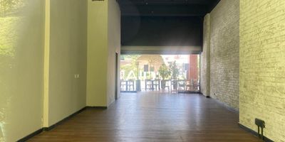 Local en arriendo con ubicación estratégica sobre avenida principal, sector comercial con conexión a rutas de transporte y gran variedad de servicios complementarios. Piso en madera, 1 espacio, baño privado, cableado de red, aire acondicionado central, energia basica, vitrina y parqueadero cubierto (#151). Cuenta con vigilancia y portería 24 horas, circuito cerrado de TV, bahía de parqueo, baños comunales y parking visitantes con costo,inmuebles sujetos a verificacion de disponibilidad
