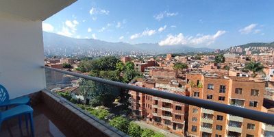 Amplio apartamento para venta en Belén Granada Piso 7 con ascensor. Cuenta con 124 mt2, distribuidos en sala, comedor, 3 alcobas. 4 closets, cocina integral con red de gas, calentador, zona de ropas, 3 baños con cabinas, 2 balcones, cuarto útil, administración $ 307.000, cerca a este inmueble encontrarás la Cr 76, colegios, supermercados, excelente ruta de buses.