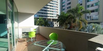 Oficina amoblada ubicada en un importante edificio empresarial, con un área de 114 m2 . Cuenta con recepción, sala de juntas, oficina gerencial, amplio espacio de trabajo y balcón terraza. Dispone de tres parqueaderos y tres cuartos útiles. Él edificio ofrece vigilancia permanente. Valor del canon más IVA