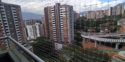 ¡Apartamento en arriendo de 90 metros aprox. Espacioso, moderno y con una excelente distribución que brinda comodidad y estilo! Cuenta con amplias alcobas, buena iluminación, cocina integral, sala comedor y balcón con una vista agradable. Cuenta con 3 alcobas, 2 baños, parqueadero privado y cuarto útil, Agenda tu visita y descubre tu nuevo hogar.