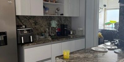 Lindo apartamento en piso alto pero no último. Con un  área de 145 M2, 3 habitaciones cada una con baño, alcoba principal con amplio vestier, hall de televisión, cocina tipo americano, baño social, balcón con vista exterior. El apartamento cuenta con cortinas eléctricas y aire acondicionado.  2 parqueaderos en sótano independientes. Unidad con piscina, sauna, turco, salón social, juegos infantiles, zona verde y parquesito.