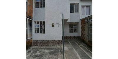 ? ¡SE RENTA CASA EN BARRIO SENDEROS DE BELÉN!
? Excelente ubicación cerca al barrio Las Mercedes.

? 1er Nivel:


 
 Antejardín
 
 
 Garaje
 
 
 Sala-comedor amplia
 
 
 Cocina equipada
 
 
 Zona de lavandería
 


? 2do Nivel:


 
 3 alcobas con clóset
 
 
 Alcoba principal con baño privado
 
 
 Baño de alcobas
 


? Ubicación estratégica cerca de:


 
 ? Colegios campestres
 
 
 ? Supermercados y tiendas
 
 
 ?️ Restaurantes
 
 
 ? Universidad del Valle
 
 
 ? Parques y zonas verdes
 
 
 ? Salida rápida a vía Amaime, Centro y Cali
 


✅ Ideal para familias que buscan comodidad y fácil acceso a todo.

