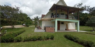 ¡Ven y disfruta de la tranquilidad y la belleza del campo en esta espectacular finca para alquiler ubicada en Rionegro, Antioquia! Con una extensión de 5000 M2 de terreno y una hermosa construcción de 300 M2, esta propiedad es perfecta para aquellos que buscan un espacio amplio y acogedor para vivir o para pasar unas vacaciones inolvidables en familia.

La finca cuenta con 4 amplias alcobas, cada una con su propio baño, lo que garantiza la privacidad y comodidad de todos sus habitantes. Además, el inmueble tiene un garaje para un vehículo, ideal para aquellos que prefieren contar con un lugar seguro para estacionar su automóvil.

Pero eso no es todo, esta propiedad también es ideal para aquellos que tienen mascotas ya que les ofrece un espacio amplio y seguro para correr y jugar. Además, su sistema de agua garantiza siempre un suministro constante y de alta calidad. Además, cuenta con un hermoso balcón donde podrás disfrutar de una vista panorámica de los hermosos paisajes que rodean la finca.

En su interior, encontrarás una biblioteca/estudio perfecta para trabajar o estudiar cómodamente en casa. El inmueble también cuenta con un baño auxiliar y un baño en la habitación principal, lo que garantiza la comodidad de todos sus habitantes. También tiene clósets para un adecuado almacenamiento y un calentador que te mantendrá caliente en las noches más frías.

La cocina equipada y la zona de lavandería también son un plus para aquellos que buscan un espacio práctico y funcional. Además, la finca tiene un depósito para almacenar cualquier tipo de objeto o herramienta que necesites.

Pero lo más impresionante de esta propiedad son sus características externas. Rodeada de hermosos árboles frutales y con una magnífica vista panorámica, podrás respirar el aire puro y disfrutar de la naturaleza en todo su esplendor. Además, su ubicación cerca de la zona urbana te permitirá tener acceso a todas las comodidades que necesitas mientras disfr