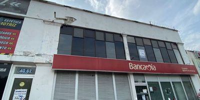 Se alquila amplio espacio que puede ser destinado para una bodega, en el barrio Vipasa, una zona de gran desarrollo comercial y con excelente conectividad. El inmueble está ubicado en un segundo piso. El local cuenta con un salón amplio, que ofrece flexibilidad de adaptarse, un baño social y cocina sencilla. Su distribución lo hace ideal para escuela de baile, gimnasio, yoga, bufetes de abogados, consultorios médicos u odontológicos, agencias de viajes, call center o entidades financieras. Ubicado sobre la Av. 3 Norte, una vía principal de alto flujo vehicular y peatonal, que garantiza visibilidad y fácil acceso.
El sector se caracteriza por su cercanía a importantes zonas comerciales, con supermercados, restaurantes, bancos y servicios variados. Lo que lo convierte en un punto estratégico para cualquier tipo de negocio.
Este local es la combinación perfecta entre ubicación y versatilidad, ideal para proyectar y hacer crecer tu empresa en uno de los sectores más activos.