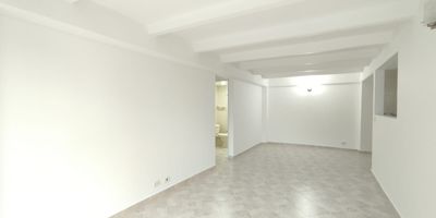 Descubra este luminoso apartamento en El Poblado para arriendo, ubicado en una zona privilegiada. Cerca de El Tesoro Parque Comercial y de Santa Maria Tenis Club. Disfrute de un entorno cultural cerca del historico Museo El Castillo. Con facil acceso a Los Balsos, combina elegancia y comodidad en una de las zonas mas exclusivas de Medellin. Ideal para quienes buscan amplitud y distincion. No deje escapar esta oportunidad unica! Comuniquese con nosotros hoy para concertar una visita.