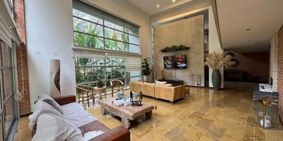 Hermosa casa en arriendo en Las Palmas, El Poblado. Ubicada en exclusiva urbanizacion de solo 16 casas con vigilancia 24h. Rodeada de naturaleza, ofrece privacidad y tranquilidad. Diseno moderno con ventanales de piso a techo, chimenea, balcones y amplio jardin. Cuenta con 3 alcobas, estudio (o posible 4 alcoba) y alcoba principal con sauna. Excelente ubicacion con acceso por Las Palmas, Los Balsos y El Tesoro, cerca de colegios y reconocidos restaurantes. Ideal para vivir en familia!