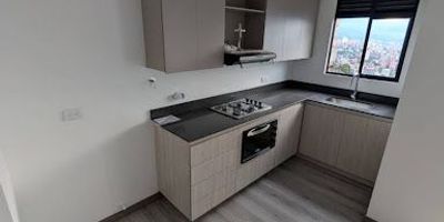 Apartamento en Arriendo en el Sector Medellín, el poblado. Este apartamento de aproximadamente 70 metros cuadrados ofrece un diseño cómodo y funcional. Cuenta con 3 alcobas con closets, 2 baños, sala comedor-iluminada, cocina integral moderna, zona de ropas independiente, balcón con vista agradable, y Además, dispone de parqueadero privado y cuarto útil. Se encuentra ubicado en una unidad cerrada que ofrece portería 24 horas, zonas verdes, piscina, turco, sauna, salón social, parque infantil ascensor y shut de basuras. Su ubicación estratégica permite fácil acceso a rutas de buses integradas al metro, vías principales, cerca a supermercados, centros comerciales y otros servicios esenciales.