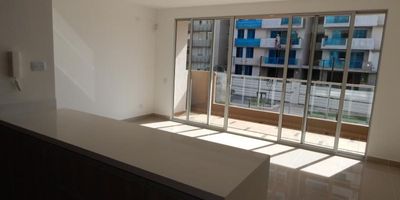 Apartamento en arriendo ubicado en la ciudad de Barranquilla sector Rio alto ,con un área de 86.mt2 y consta de 3 amplias habitaciones, 2 baños, cocina equipada, sala comedor, zona de labores, balcón, buena distribución en sus áreas con amplios y cómodos espacios, fresco y acogedor, su entorno es tranquilo y residencial con cómodas vías de acceso y sobre el sector puede encontrar, parques, colegios, restaurantes y droguerías cercanas.