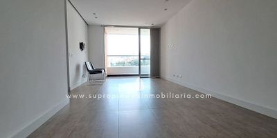 Apartamento en arriendo Envigado.
 Este cómodo y amplio inmueble esta ubicado en la Loma del Esmeraldal, cuenta con un área de 72 m2, distribuidos en 2 alcobas, la principal con baño privado. Tiene dos baños en total incluyendo el social, piso en porcelanato y madera laminada, Balcón en la sala, zona de ropas, cocina integral con horno. Parqueadero independiente cubierto y cuarto útil. La unidad cuenta con ascensor, parqueadero para visitantes, portería 24 horas, citofonia, gimnasio, piscina, salón comunal, Sauna y/o Turco, jacuzzi, shut de basuras, zonas verdes, zona para mascotas, juegos infantiles, pista de trote o senderos, sala de espera, circuito cerrado de TV. Queda cerca de Terracina Plaza, City Plaza Centro Comercial, San Lucas Plaza, Colegio La Salle Envigado, Hospital Manuel Uribe Ángel, Acceso a rutas de transporte publico. Contáctanos!!! y encuentra con nosotros el inmueble que buscas.