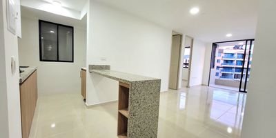 PRECIO DE OPORTUNIDAD: $419 millones - (Precio normal catálogo de Marval $470). Apartamento para Estrenar en Conjunto Country Woods ubicado en el sector más exclusivo y con alta valorización de Cañaveral cerca al Club Campestre y al lado de la reserva natural (Torre 1 – Piso 15). Negociación directamente conmigo. (Soy el propietario)

Excelente vista a Cañaveral y a zona social – Disponible para visita tour desde el 28 de octubre de 2025. 

Características:
– Parqueadero cubierto
– 3 habitaciones con closet de piso a techo.
– 2 baños con acabados de lujo.
– Barra tipo americana
– Cocina integral con estufa
– Zona de ropas y lavadero
– Sala comedor
– Estudio
– Balcón principal y balcón pequeño en alcoba.
– Puertas de piso a techo, ventanería amplia.
– 2 ascensores por torre.

Amenidades del conjunto:
– Zona de juegos infantiles
– Zona de mascotas
– Co-working
– Pool House
– Zona de Spa para adultos
– BBQ Bistró
– Módulos de trabajo individual
– Sala de descanso
– Sala de yoga
– Minimark