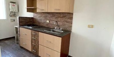 Hermoso inmueble con un área de 54 m², ubicado en una zona privilegiada cerca del parque de Las Chimeneas, un lugar rodeado de naturaleza, tranquilidad y excelentes vías de acceso. Este inmueble ha sido diseñado para brindar comodidad y bienestar, ofreciendo espacios iluminados y acogedores que invitan a disfrutar de momentos únicos en familia.

Su ubicación estratégica permite estar cerca de todo lo que necesitas: transporte público, tiendas, zonas verdes y lugares de esparcimiento. Cada rincón de este hogar transmite armonía y paz, convirtiéndolo en el lugar ideal para quienes buscan un ambiente familiar, seguro y lleno de buenas energías.