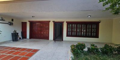 Descubre esta elegante casa ubicada en una zona privilegiada, con 5 habitaciones y 4 baños distribuidos en 320 metros cuadrados. Disfruta de la comodidad de un amplio closet, cocina equipada y sala-comedor con iluminación natural. Además, cuenta con cuarto de servicio, terraza, jardín interior y garaje cubierto. Su ubicación sobre vía principal te brinda fácil acceso a supermercados, colegios, parques y transporte público. Vive la experiencia de un espacio versátil con uso de suelo comercial, ideal para tu estilo de vida.