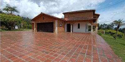 Casa campestre en sector exclusivo y tranquilo, con vista al Aeropuerto José María Córdoba, a pocos minutos del Hospital San Vicente Fundación.
Unidad con seguridad 24 horas.
Características: Área construida: 500 m² aprox, Lote: 2.000 m², 2 niveles, Sala con chimenea, Comedor y cocina integral equipada, 4 alcobas + servicio, 5 baños (Cabina vidrio templado), Jacuzzi y tina, Biblioteca y estudio, Terraza, balcones y patio interno con fuente.
Parqueadero para 10 vehículos, portada eléctrica, zonas verdes y árboles frutales.

