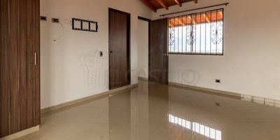 Agradable e Iluminado apartamento en venta en  Belén Granada, piso 8 con ascensor, tiene un  área de 96 Mt2 distribuidos en : Sala-comedor, 2 alcobas, 1 closet, cocina semi integral con red de gas jacuzzi, calentador, patio, balcón, piso en porcelanato. Cerca a este inmueble encontraras el Parque de Belén, Metrosalud, Estación de Metroplus, Supermercados y Colegios.