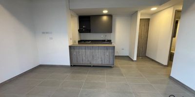 Apartamento de 58 m2 Ubicado en Unidad Cerrada.2 Alcobas (Alcoba Ppal. con Baño &amp; Vestier) Baño Social, Balcón con Vista Panorámica, Salón Comedor, Cocina Integral con Barra, Zona de Ropa, Red de Gas &amp; Calentador.Parqueadero Cubierto y Cuarto Util.Conjunto Cerrado Con Portería 24 Horas, Ascensor, Gimnasio, Turco/Sauna &amp; Zonas Comunes en Construcción.Inmueble Ubicado en Zona Residencial, Colegios/Universidades, Parques Cercanos, Supermercados, Club House, Zona Pet &amp; Laundry Room.