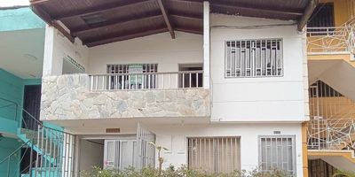 Espectacular Casa ubicada en el sector de Belén la gloria, en la carrera 79B, piso 2, tiene un área de 100 metros aproximadamente. El inmueble cuenta con: 3 alcobas, 2 baños cabinados, 1 bañera, estudio, 3 closets, sala y comedor, balcón, cocina integral con red de gas, calentador de agua y piso madera laminada.
Los datos de los inmuebles promocionados en la página web están sujetos a cambio y verificación de disponibilidad.